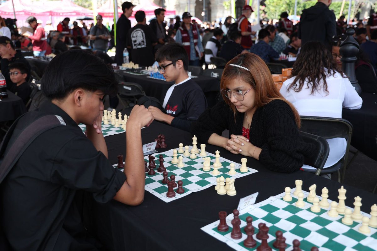 AnitaLomeli's tweet image. ♟️¡El Zócalo se llenó de estrategia y talento!
Más de 6 mil ajedrecistas y aficionados participaron hoy en el Festival del Ajedrez México Tenochtitlán, con torneos, ajedrez gigante, clases y música en vivo.
Un evento impulsado por @ClaraBrugadaM y #CapitalDeLaTransformación