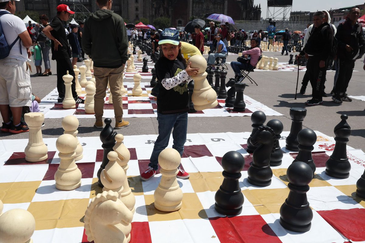 AnitaLomeli's tweet image. ♟️¡El Zócalo se llenó de estrategia y talento!
Más de 6 mil ajedrecistas y aficionados participaron hoy en el Festival del Ajedrez México Tenochtitlán, con torneos, ajedrez gigante, clases y música en vivo.
Un evento impulsado por @ClaraBrugadaM y #CapitalDeLaTransformación