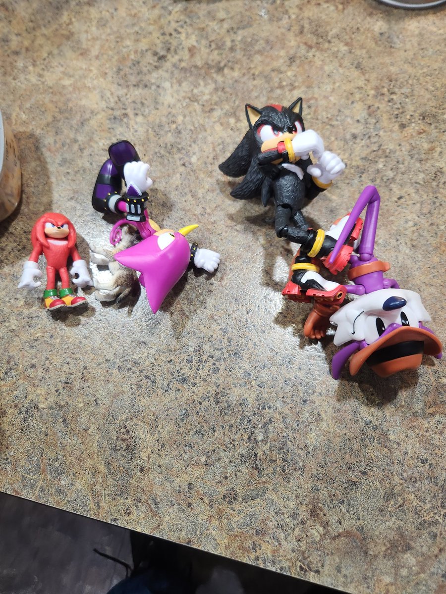 ArkansasLarue1's tweet photo. My work lunchtime gang is ready to go with newcomer espio! #Sonicth https://t.co/hb8hhcguBF