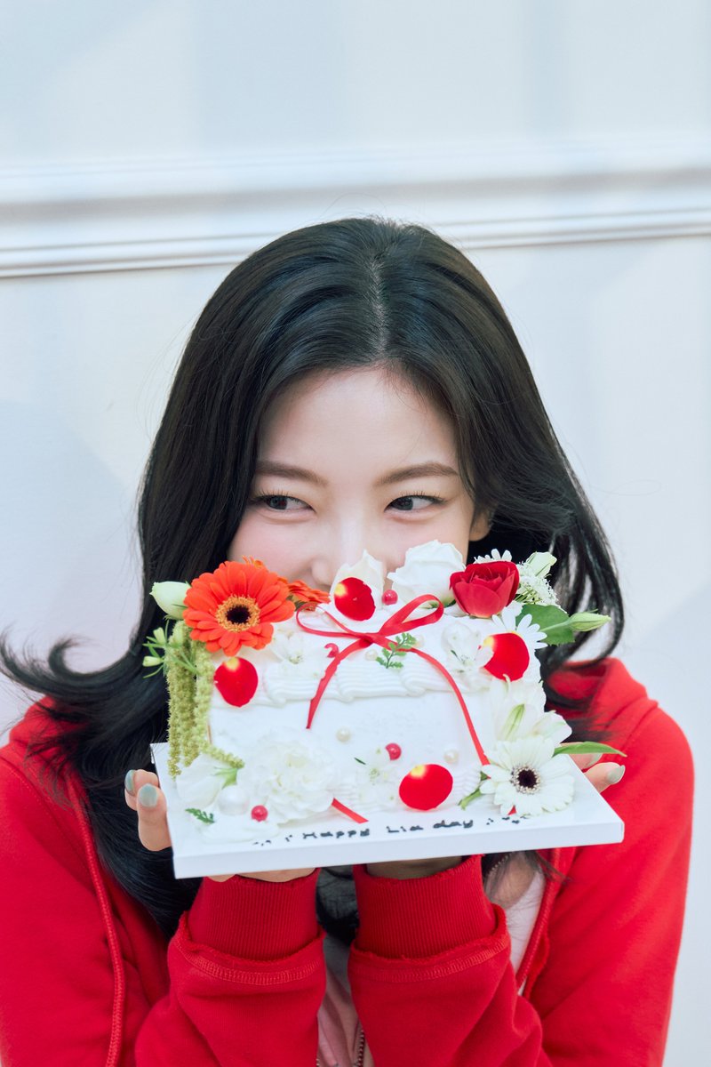 ITZYofficial's tweet image. ๐ธ #LIA BDAY PICS (1)
#ITZY #MIDZY @ITZYofficial
#HappyLiaDay #๋ฆฌ์
#๋ฆฌ์์_ํจ๊ป๋ผ๋ฉด_ํ๋ณต์ง์_์์น
#StrawberryPrincessLIADay
