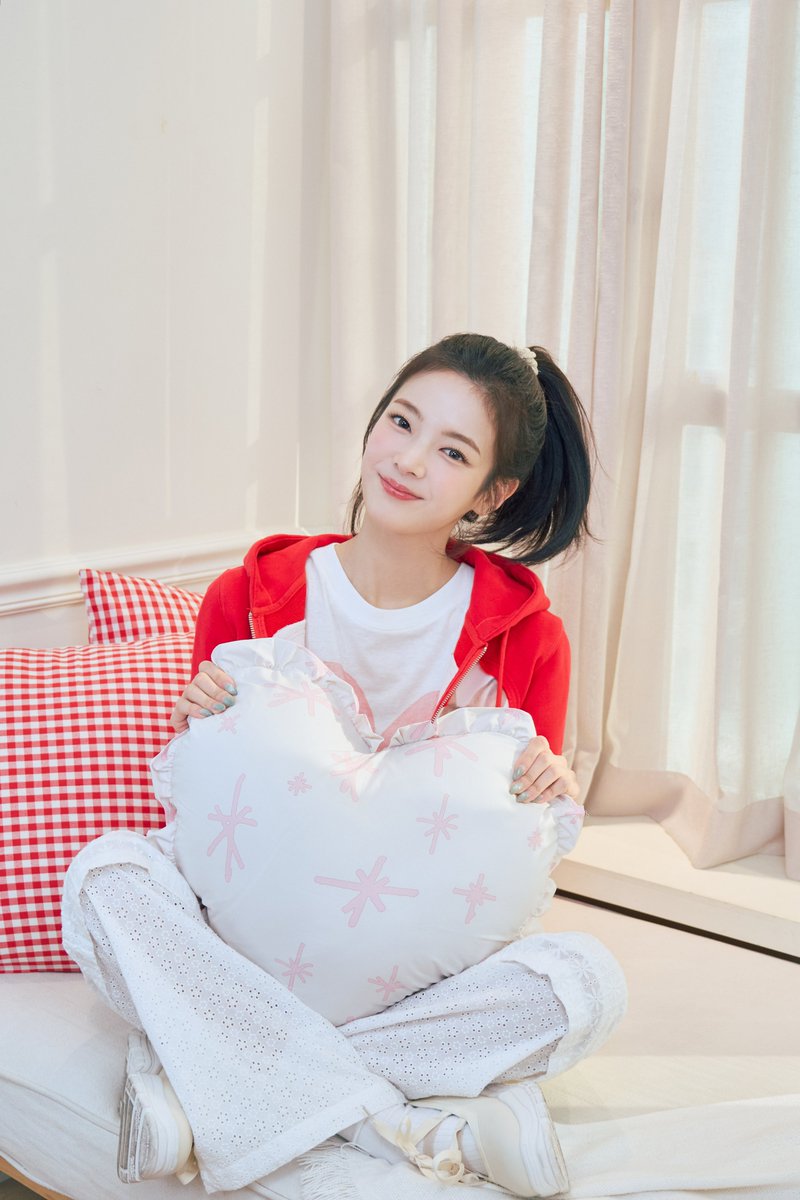 ITZYofficial's tweet image. ๐ธ #LIA BDAY PICS (2)
#ITZY #MIDZY @ITZYofficial
#HappyLiaDay #๋ฆฌ์
#๋ฆฌ์์_ํจ๊ป๋ผ๋ฉด_ํ๋ณต์ง์_์์น
#StrawberryPrincessLIADay