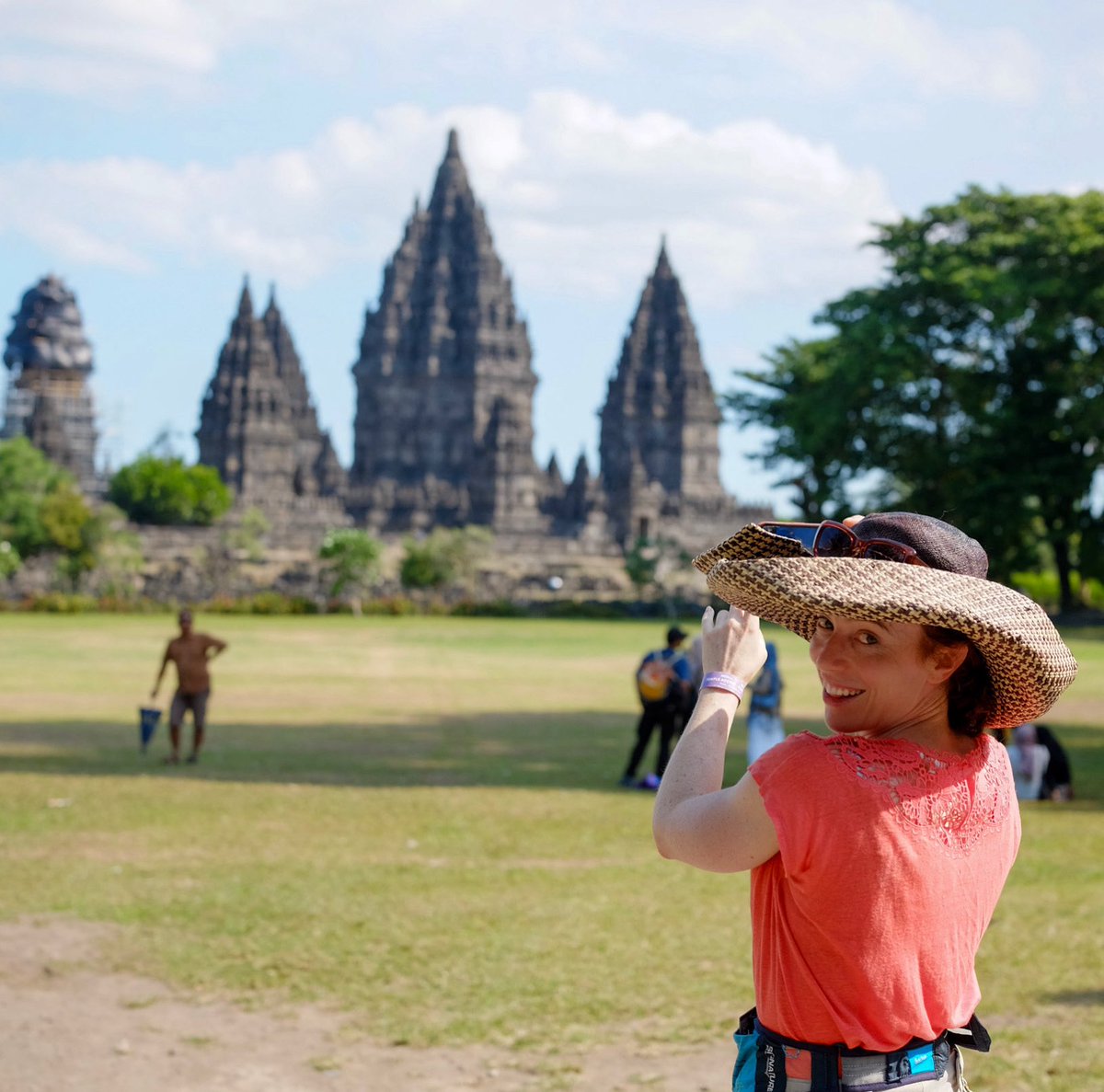 _alice_evans's tweet image. Yogya is gloriously vibrant: it’s such a pleasure to see Prambanan temple, Borobodhur, as well as Indonesians Muslims’ pride & enjoyment of this beautiful heritage.
Also recommended: a ginormous hat.