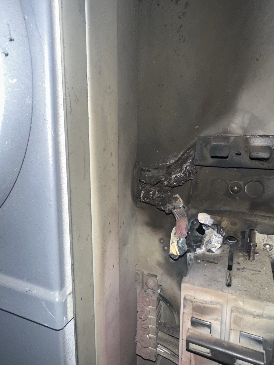 SkylightElecSvc's tweet photo. Summer heat + high current = 🔥. A bad connection or overload burned the meter panel. Lucky the house didn’t catch fire. We’re replacing it to minimize power outage. https://t.co/FczGIvZxKd