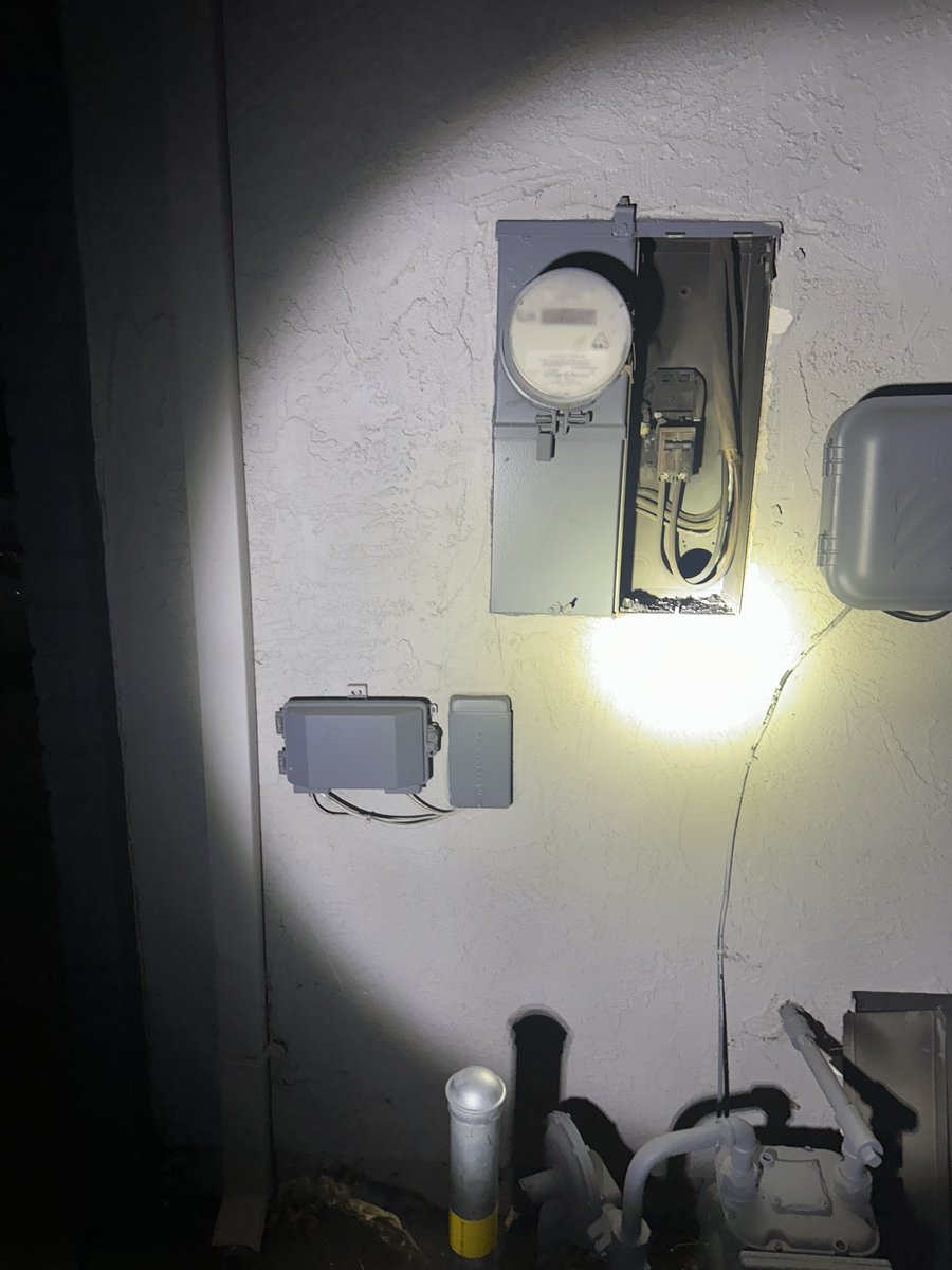 SkylightElecSvc's tweet photo. Summer heat + high current = 🔥. A bad connection or overload burned the meter panel. Lucky the house didn’t catch fire. We’re replacing it to minimize power outage. https://t.co/FczGIvZxKd