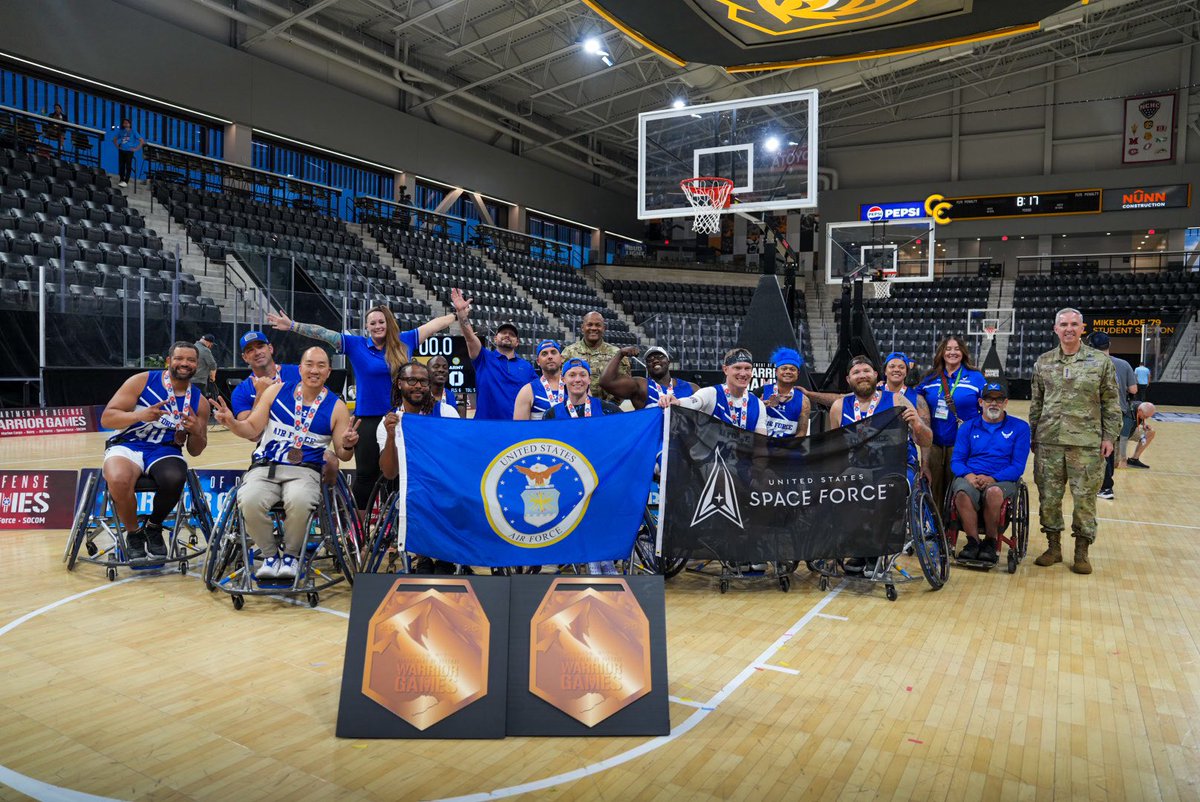 AFW2's tweet image. After a full day of grit and unstoppable teamwork, Team Air Force brings home the BRONZE medal in wheelchair basketball at the 2025 @dodwarriorgames! 🥉
#AFW2 #DWG25 #Limitless #WarriorGames #TeamAirForce #WheelchairBasketball #adaptivesports #ResilientWarriors