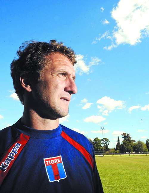 📅 20/07/1975 | Nace Rodolfo "Vasco" Arruabarrena. Experimentado lateral y luego destacado DT de Tigre.

🏟️ Como jugador disputó 71 partidos y anotó 2 goles (2008/2010).

👉 Fue técnico de un equipazo de Tigre que logró la salvación y el subcampeonato en el Clausura 2012.