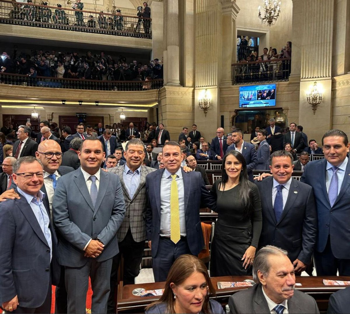 DanielRestrepoC's tweet photo. Iniciamos nuevo periodo legislativo en el #CongresoDeColombia @CamaraColombia. Seguiremos trabajando por Antioquia y Colombia 🇨🇴 con convicción, amor y compromiso. 💛💙♥️ https://t.co/gBwV6Dz5nk
