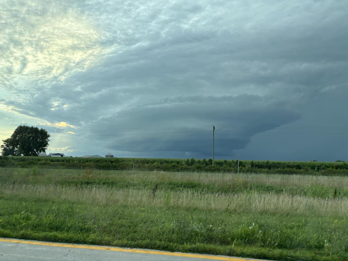 IAStormChasing's tweet image. Take a look at this storm structure on this thunderstorm near Batavia, Iowa (located in southeast Iowa) around 7:30 Sunday evening.
📷: Jenna Barcus