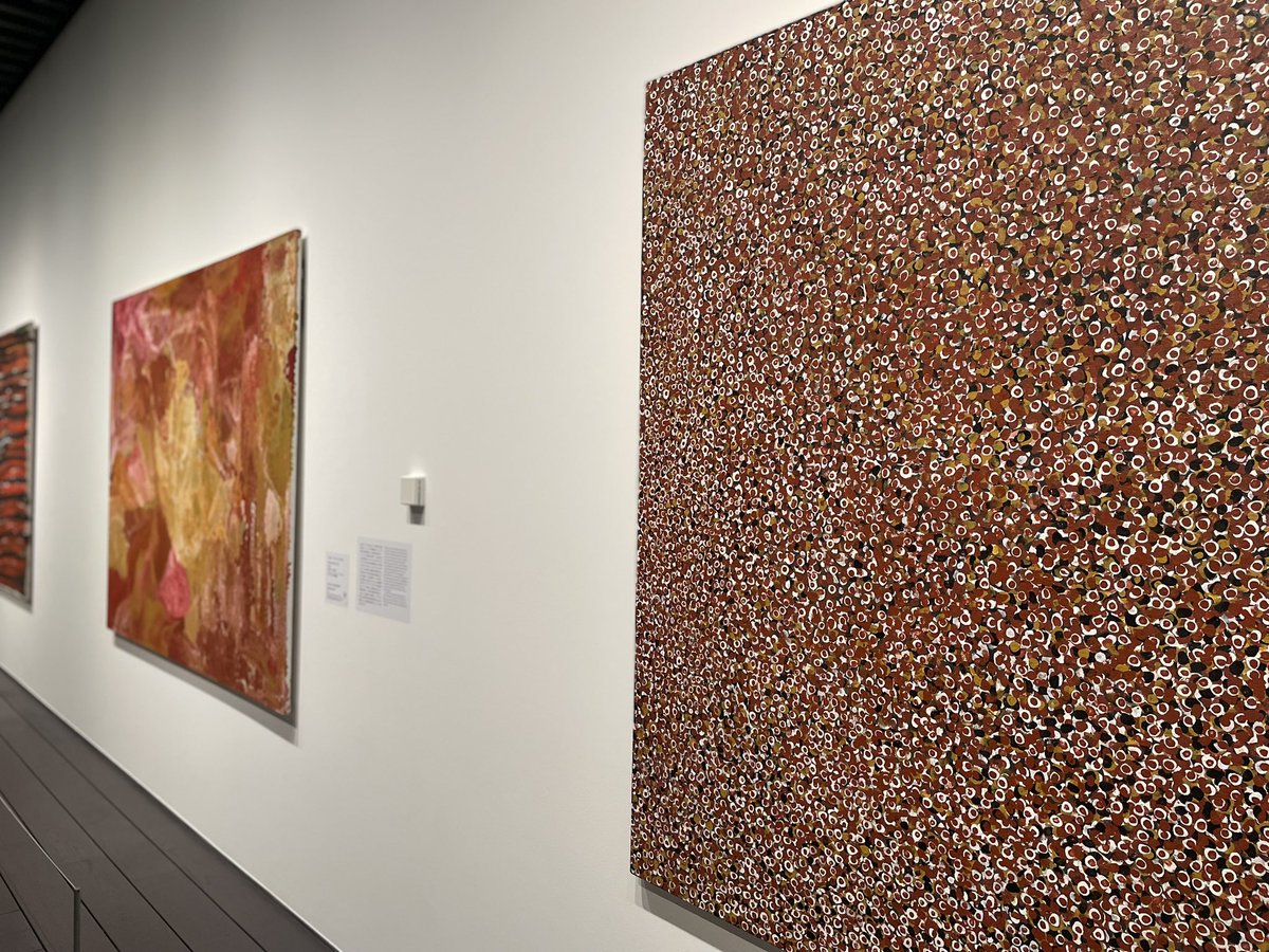 アーティゾン美術館「彼女たちのアボリジナルアート」展
アボリジナル女性作家に焦点を当てた国内初の展覧会👀
西洋-非西洋、男性-女性
様々な抑圧から生み出された悲痛でエネルギーに満ちた表現は、確かに彼女たちがそこにいた証。

感動で心が震えます。
都内でこんな展示が見られる喜び…🙇