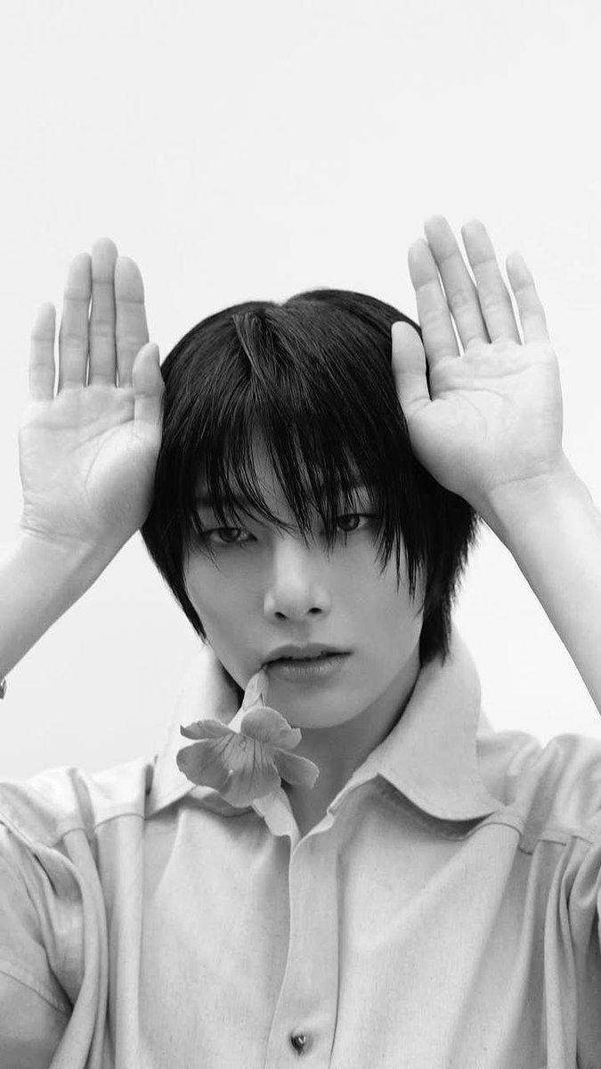 linowhip's tweet photo. -Mini au #Hyunin- "Paparazzi" 
Donde hynj, un fotógrafo se obsesiona completamente con el famoso modelo jng o donde jng encuentra esa obsesión, interesante. https://t.co/jyLVjoX3fB