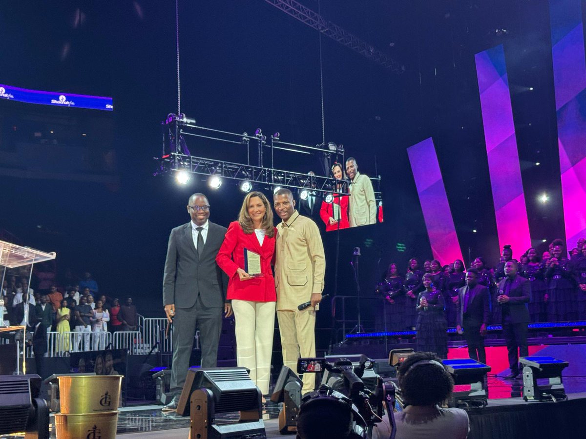 MaElviraSalazar's tweet image. I’m humbled to receive this award at the Supernatural Conference. But the real honor belongs to every Haitian-American who shows up every single day with strength, faith, and love.
You work hard. You serve others. You lead with heart.
I see you. I represent you. And I’m proud…