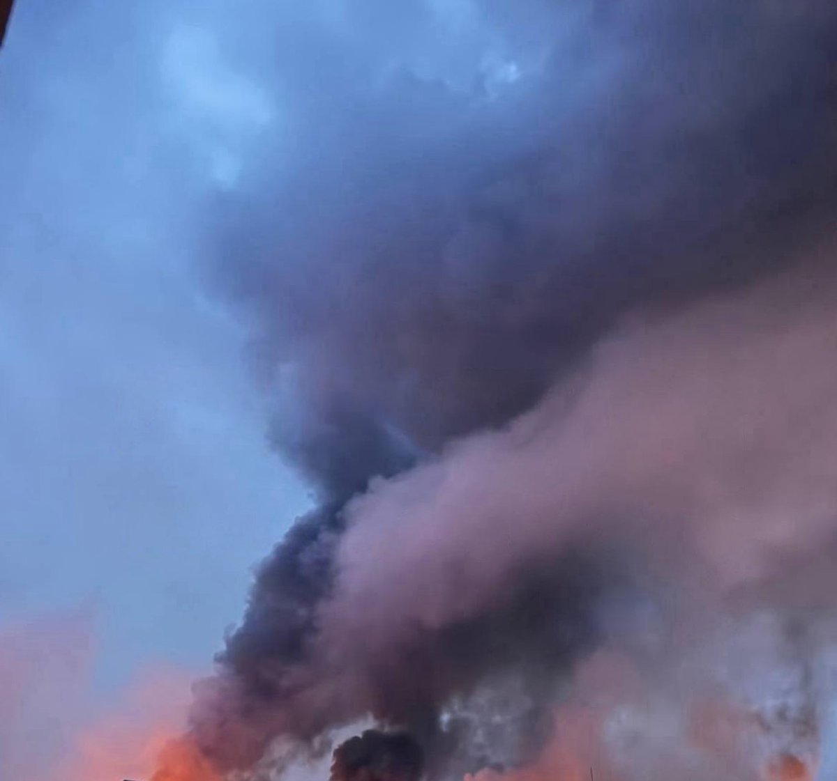 DD_Geopolitics's tweet image. 🇷🇺 Several large fires are burning across Kiev following one of the largest Geran-2 drone strikes to date.
➡️ Dozens of drones targeted key military-industrial sites, including the Artem Defence Plant and Zhulyany Airbase.
➡️ NASA FIRMS satellite data is expected to confirm…