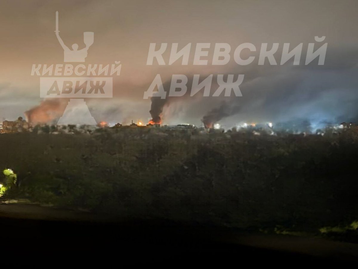 DD_Geopolitics's tweet image. 🇷🇺 Several large fires are burning across Kiev following one of the largest Geran-2 drone strikes to date.
➡️ Dozens of drones targeted key military-industrial sites, including the Artem Defence Plant and Zhulyany Airbase.
➡️ NASA FIRMS satellite data is expected to confirm…