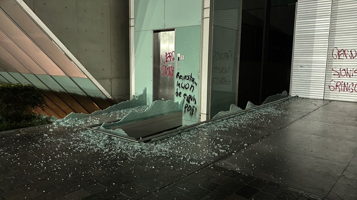 Excelsior's tweet photo. 🏛️⚠️ La segunda marcha contra la gentrificación en CDMX dejó su huella en las inmediaciones del MUAC. Algunos asistentes plasmaron mensajes y consignas en el recinto. 🧱🖍️

📸: Rodolfo Dorantes 

#MUAC #MarchaAntigentrificación #CDMXHoy https://t.co/6Y5M9nJIZR