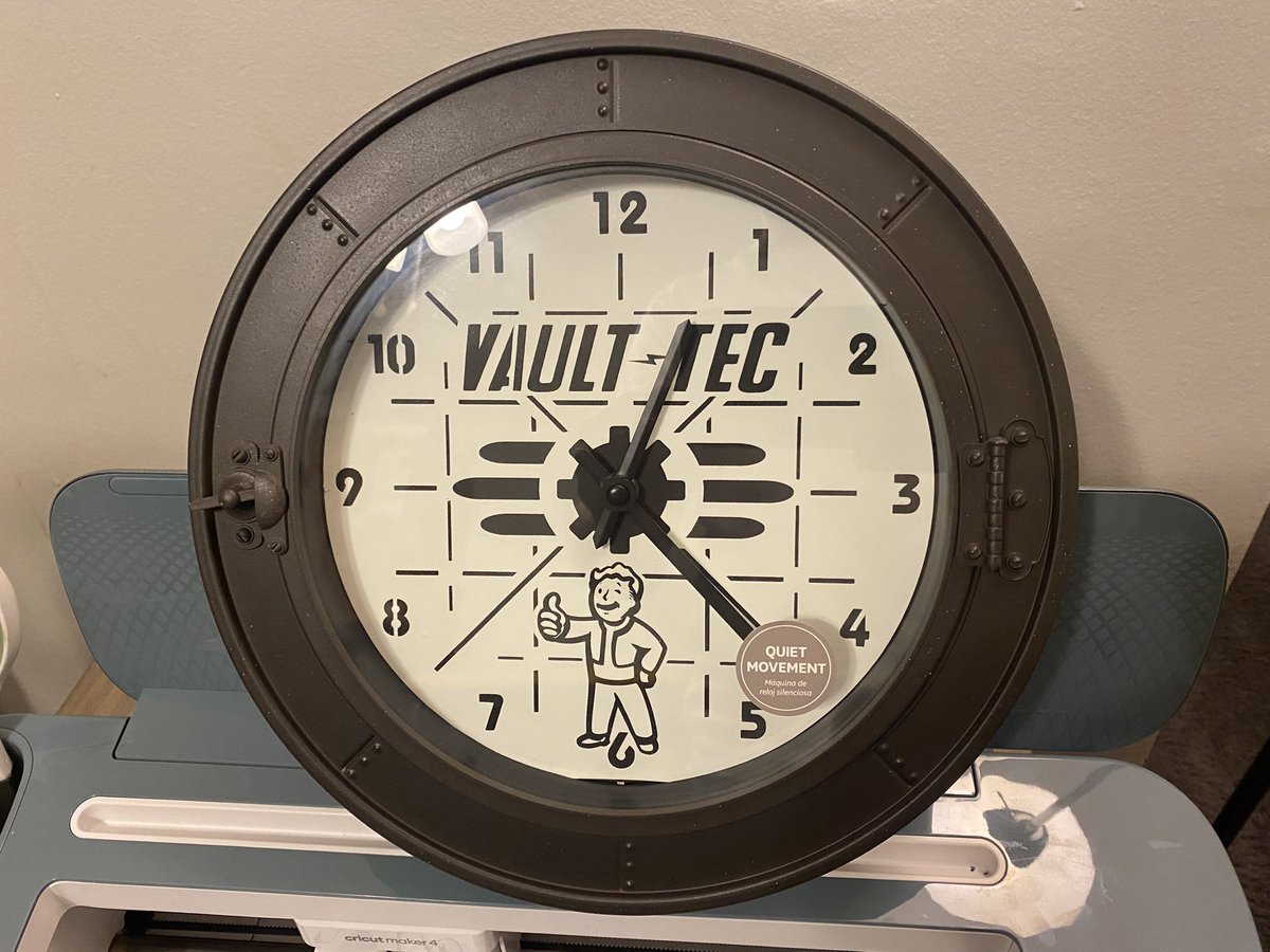 SamohtLion's tweet image. Gear up your game room or workstation with this glow-in-the-dark Vault-Tec clock, inspired by the Fallout universe! Featuring the iconic Vault Boy and a bold retro design, this clock looks amazing day or night—and it glows with post-apocalyptic style.
Perfect for gamers,…