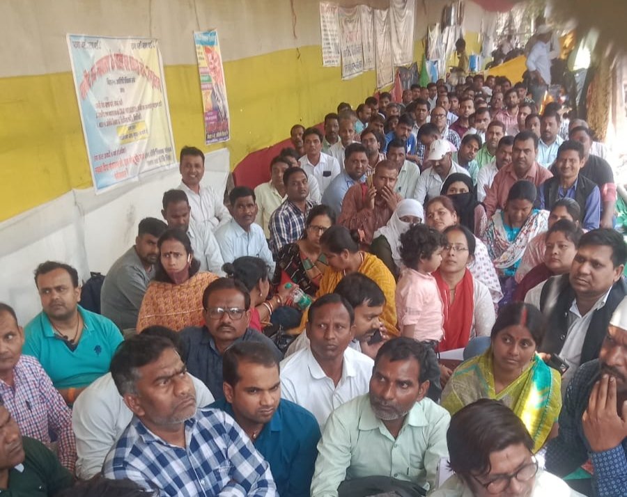Abhishe75341766's tweet photo. @SantoshGangwaar
@TweetAbhishekA
@RajeshKumar_01 
@anjali_speak 
@RajnishJhakumar #Regularise_For_Bihar_Plus2Guest_Teachers दूसरे दिन21/07/2025से  गर्दनीबाग मे बिहारके+2अतिथि शिक्षकों द्वारा अनिश्चित कालीन महाधरना जारी है,16माह से सड़क पर बेरोजगार हों गए कृपाआपलोगो इन कीआवाजउठाये https://t.co/vLXASIsBiu