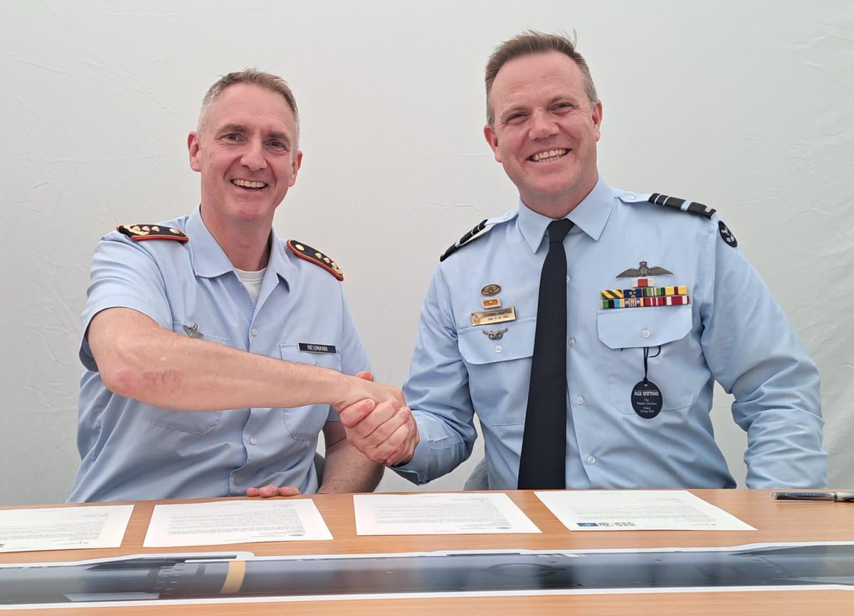 GermanyInOz's tweet image. 🇩🇪 🇦🇺 Last week, the German Chief of Airforce, LTGEN Holger Neumann and Australia's Chief of Air Force, Air Marshal Stephen Chappell signed an 🤝agreement to train Luftwaffe Weapon System Officers as ✈️ Jet Pilots in 🇦🇺 demonstrating strong partnerships in the Indo Pacific! 🌏