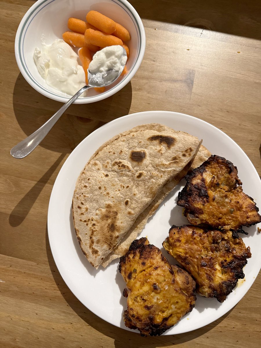 sreejan_kumar's tweet image. #TonightsDinner home-made tandoori chicken with whole-wheat roti and a side of yogurt and carrots