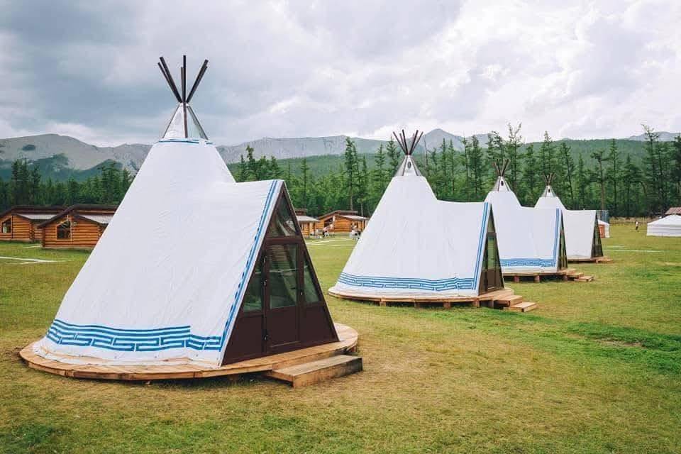 Хөвсгөлд нэг урцанд 1 хүн хоноход 200 мянга, 4 ортойд  дөрвүүлээ орвол 800 мянгыг төлнө. Тэнд 3 хоноход 2,4 сая төгрөг. Гэр 1 хүний 380 мянга, энгийн байшин 330 мянга, люкс байшин нь бас 1 хүний 380 мянга. Дэлхийд үнэлэгдсэн 5 одтой зочид буудлаас үнэтэй.
Эдгээр үнэ ханшийг хэн