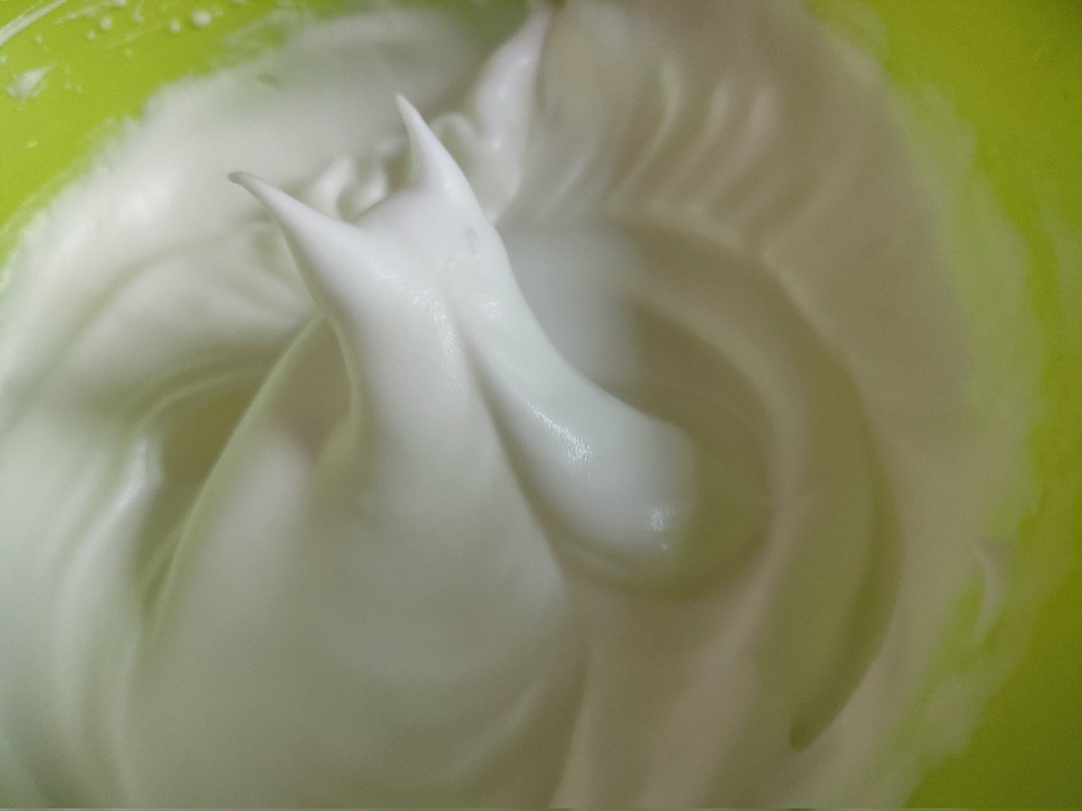 卵白に砂糖を加えツノが立つまで泡立てると…
ヌ・メレンゲ
のできあがり
#ガンランス大学製菓コース
#モンハンワイルズ