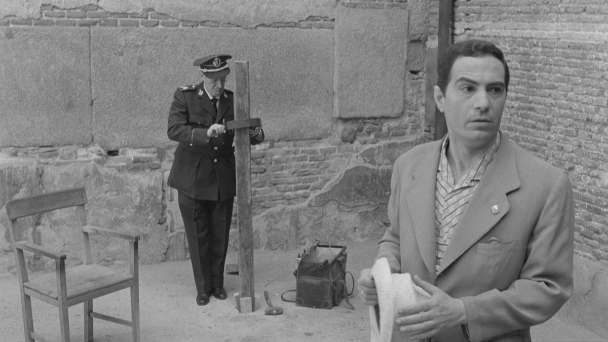 RanesHook's tweet image. #CriterionSunday - THE EXECUTIONER (aka EL VERDUGO, 1963) - In this comedy by Spanish storyteller #LuisGarcíaBerlanga, young undertaker #NinoManfredi inherits his retiring father-in-law's profession as an executioner, a duty he would rather die than take! youtube.com/watch?v=lUwO3Y…