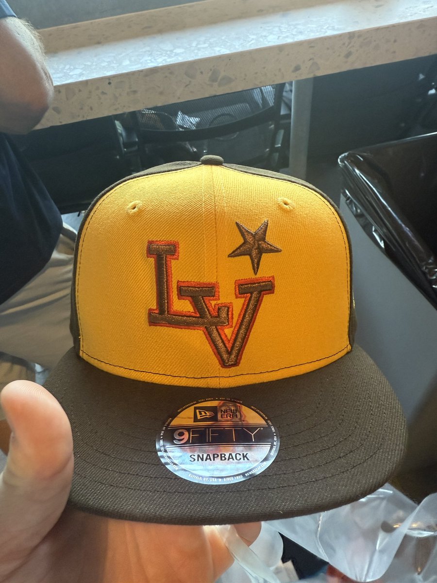 iamnotmattt's tweet image. I’m usually a fitted hat only kinda guy but holy hell did I buy this so fucking fast.