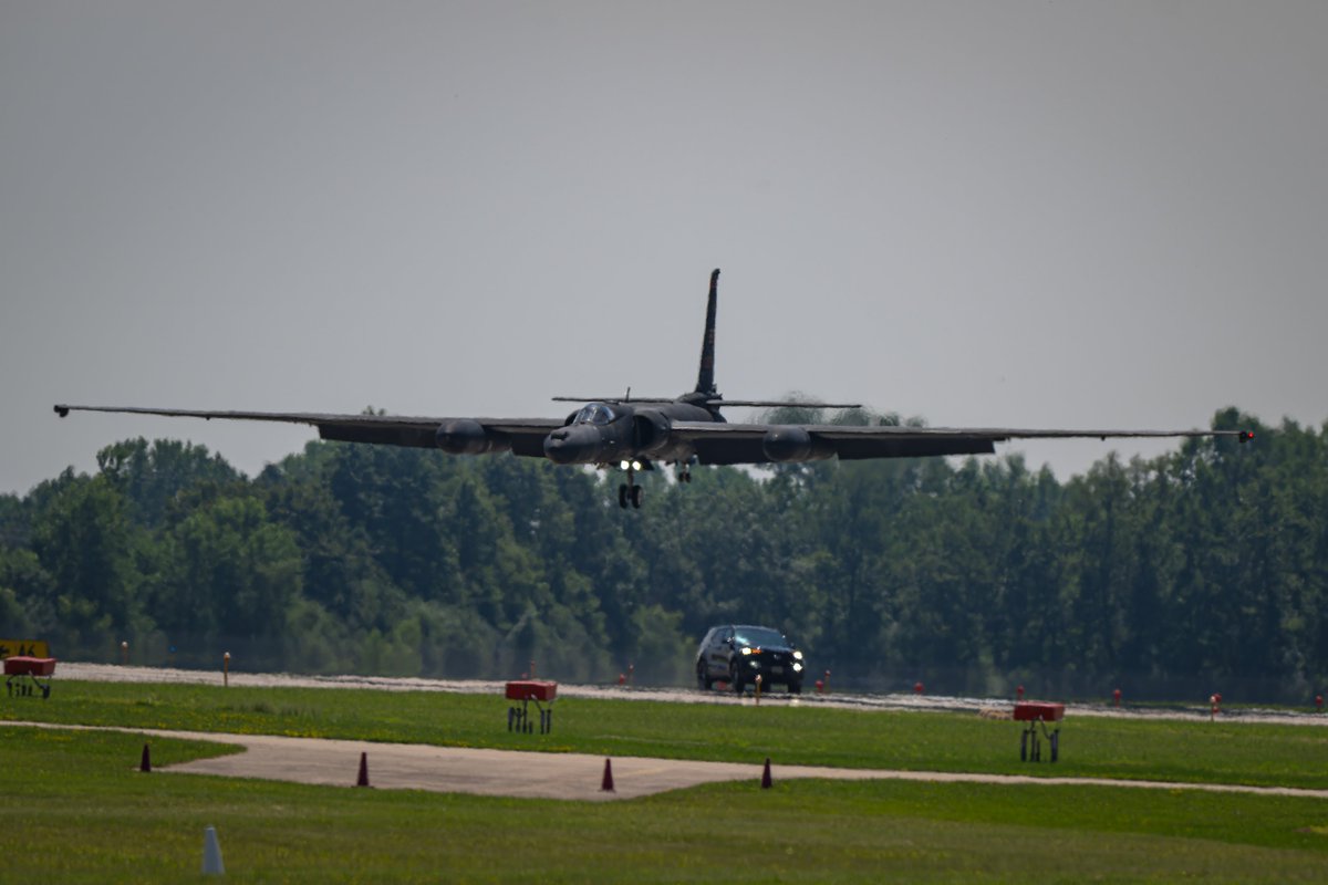 GDevorePhotos's tweet image. DRAGON28, a U-2 "Dragon Lady" from the 9th Reconnaissance Wing lands at EAA Air Venture. The U-2 will be on display all week at Boeing Plaza.