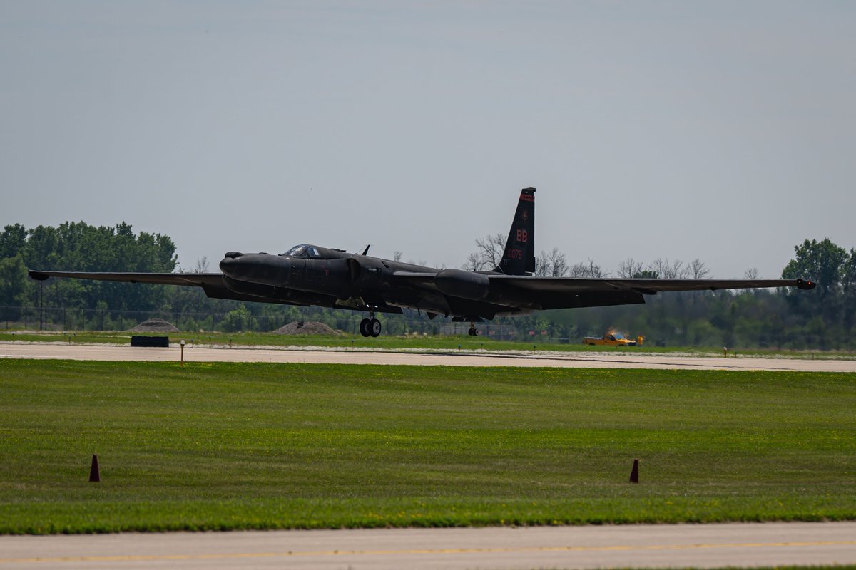 GDevorePhotos's tweet image. DRAGON28, a U-2 "Dragon Lady" from the 9th Reconnaissance Wing lands at EAA Air Venture. The U-2 will be on display all week at Boeing Plaza.