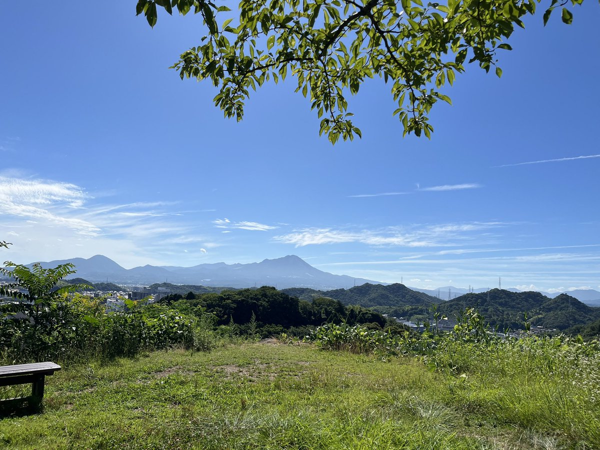 thunderkilla's tweet image. 左に大山、右に米山城跡。暑い。