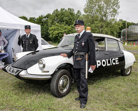 LandsknechtPike's tweet image. French police needs to bring back this aesthetic.