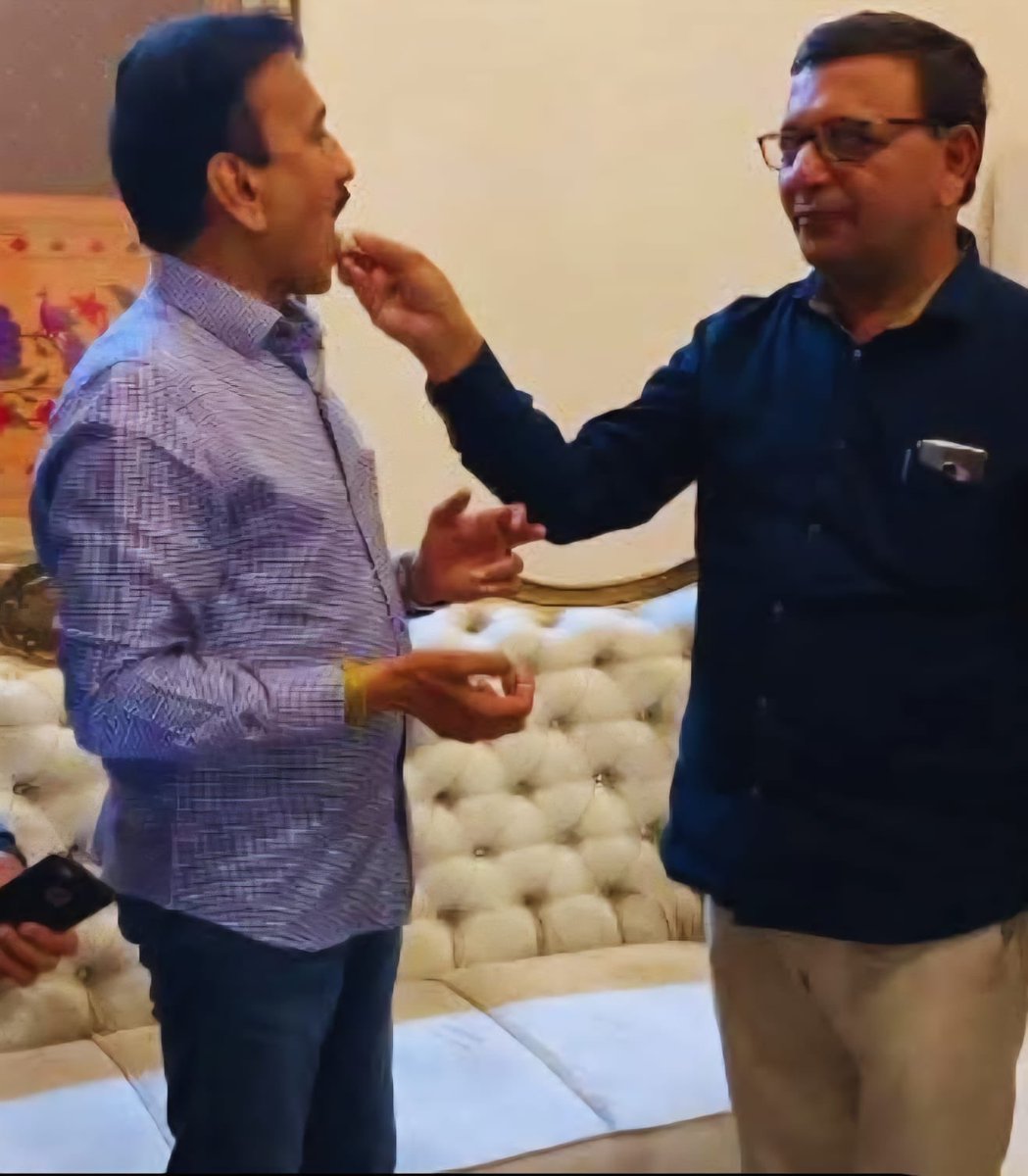 rautsanjay61's tweet image. मुख्य मंत्री देवेंद्रजी विधानसभेतही दिशाभूल करतात,
महाराष्ट्रात हनी ट्रॅप नाही असे त्यांनी सांगितले:
या एका फोटोची सीबीआय मार्फत चौकशी होऊद्या!
दुध का दूध पानी का पानी होईल!
४ मंत्री
अनेक अधिकारी अडकले आहेत!
शिवसेनेतून फुटलेले ४ तरुण खासदार (तेंव्हा )याच ट्रॅप मुळे पळाले .
