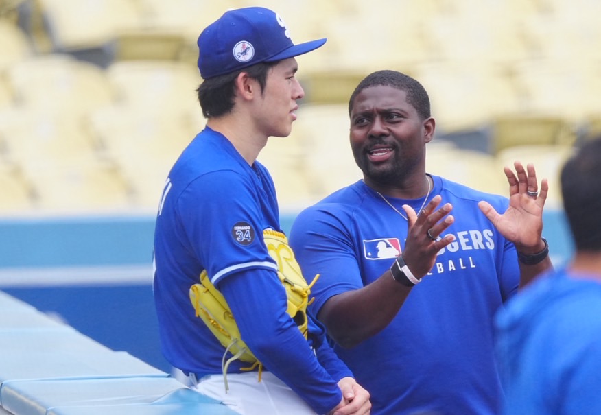 #ドジャース ナインと談笑する #佐々木朗希 投手

タナー・スコット投手＆アンソニー・バンダ投手と…

トラヴィス・スミスコーチと…

会話の内容が気になります👂

Photo by Yuji Arakawa📸

#Dodgers #LetsGoDodgers