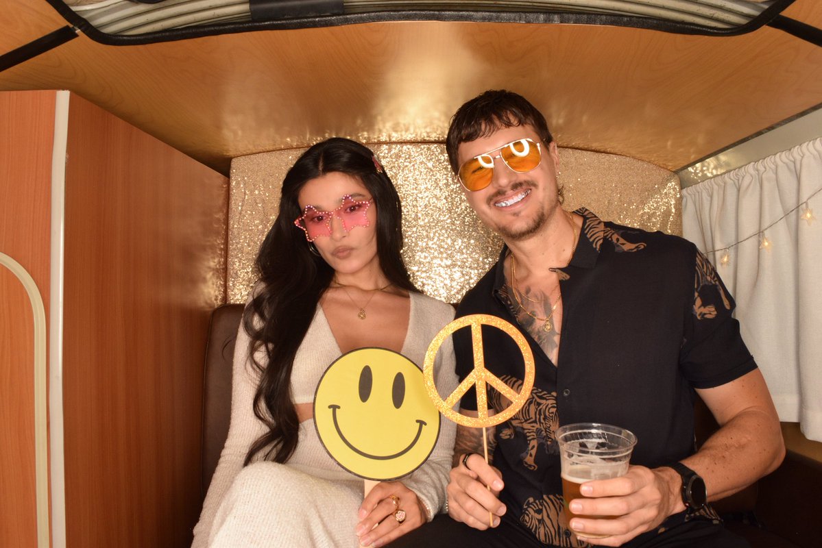 CyberBagChaser's tweet image. 70s party with my girl