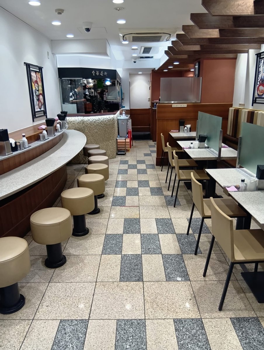 fujisobar's tweet image. /
実は改装してました!🎉
\
去る6月13日、渋谷東口店がリニューアルオープンしていました🎊
店外・店内・設備の古くなった部分を綺麗に。以前より入口が夜でも目立つように💡✨
渋谷東口店では「塩そば」やミニうな玉丼セット、和風フォーなど限定メニューをご用意!
是非お立ち寄りください♪