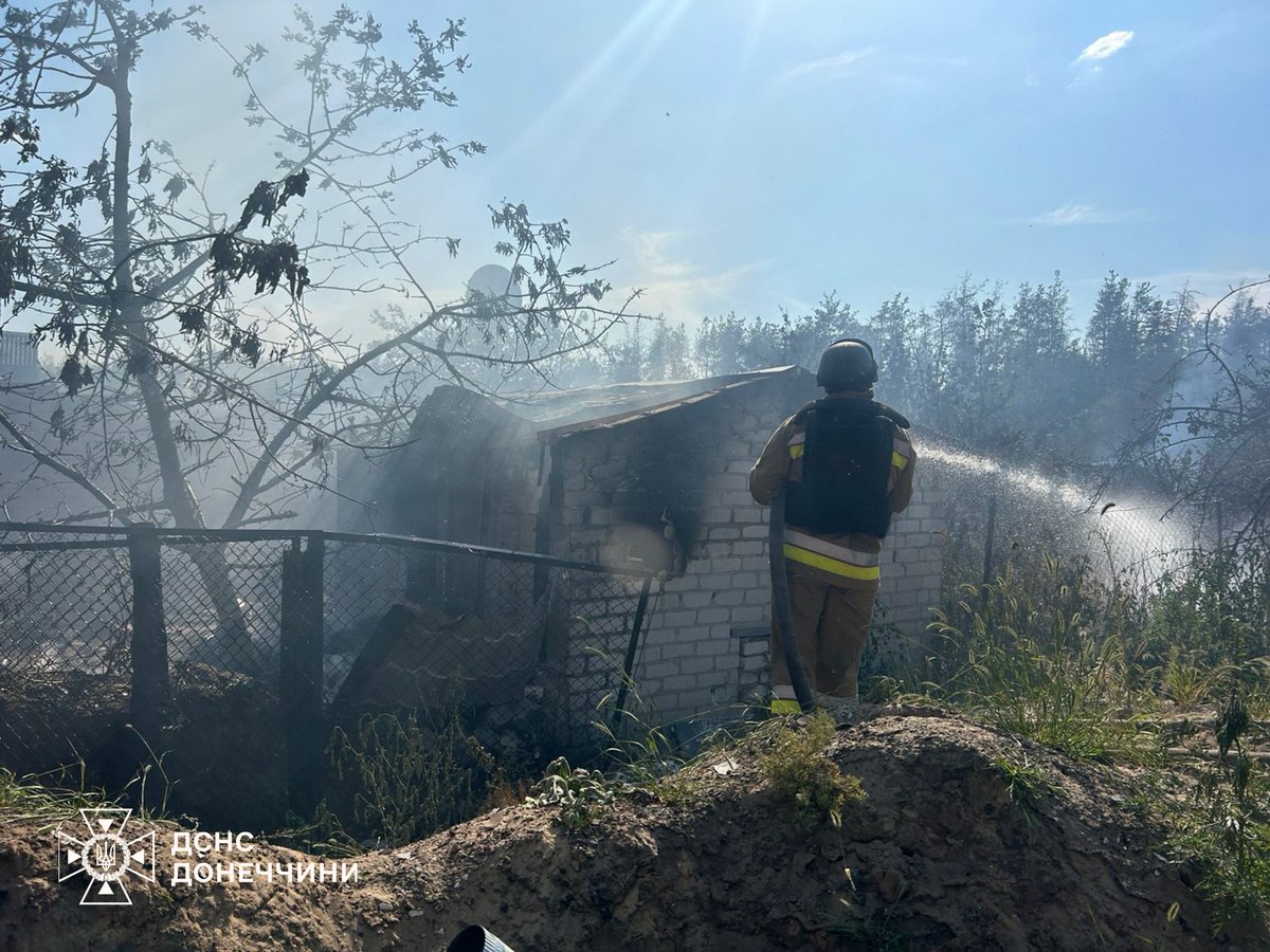 Durante o fim de semana, o exército russo continuou a destruir cidades na região de Donetsk. Só no sábado, os russos bombardearam alvos civis na região 36 vezes. 2 pessoas morreram e outras 4 ficaram feridas. facebook.com/embaixadaucran…