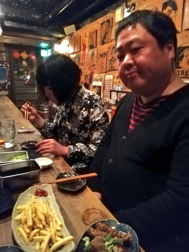 mikkanon's tweet image. いろんな店にも行ったし。外ではタカラ缶チューハイ、店ではバーボンソーダやハイボール。１時間待たせても怒らない人やった。ひとり暮らしのときは友達が来たとき鍵をかけて、出るときに鍵を開けて出かけてた。「逆や！」とつっこんだら「帰ってきて誰もいなかったら寂しいやん」やて～
