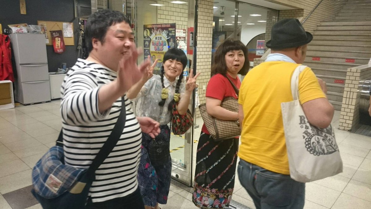 mikkanon's tweet image. いろんな店にも行ったし。外ではタカラ缶チューハイ、店ではバーボンソーダやハイボール。１時間待たせても怒らない人やった。ひとり暮らしのときは友達が来たとき鍵をかけて、出るときに鍵を開けて出かけてた。「逆や！」とつっこんだら「帰ってきて誰もいなかったら寂しいやん」やて～