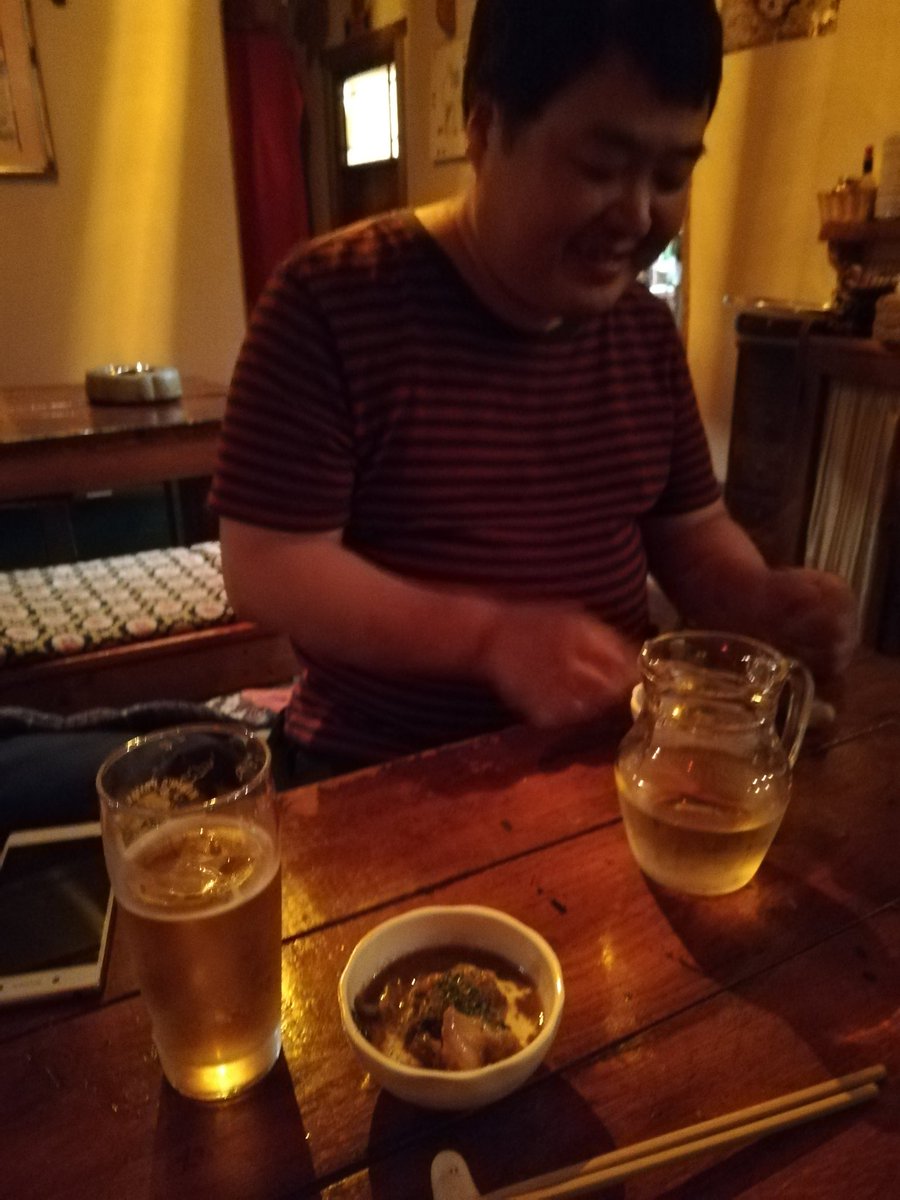 mikkanon's tweet image. いろんな店にも行ったし。外ではタカラ缶チューハイ、店ではバーボンソーダやハイボール。１時間待たせても怒らない人やった。ひとり暮らしのときは友達が来たとき鍵をかけて、出るときに鍵を開けて出かけてた。「逆や！」とつっこんだら「帰ってきて誰もいなかったら寂しいやん」やて～