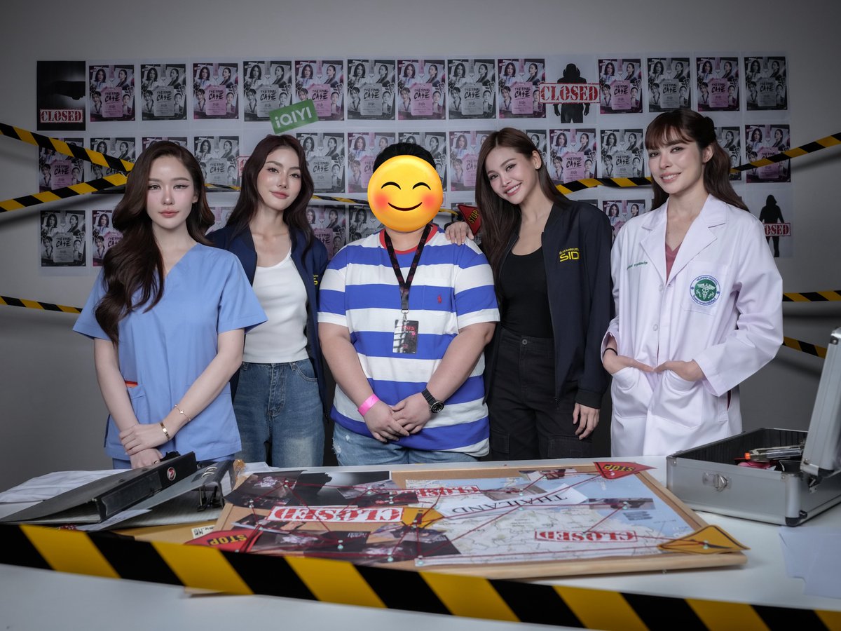 Junepps37's tweet image. จำได้ว่าประโยคเดียวที่พูดกับพี่ฟ้าคือ “ยืนตรงนี้แล้วรู้สึกเตี้ยเลยค่ะ” ความรู้สึกเดียวที่มี ณ ตอนนั้นคือเป็นตัวเล็กตัวน้อย ท่ามกลางคนสวย 4 คน 😂

ส่วนกับน้องชาลูกรักของอุนแม่ ไม่ได้คุยด้วยเลยซักคำ ได้แต่ยิ้มให้แบบสติล่องลอย

ช่วงเวลาในการถ่ายรูปช่างผ่านไปเร็วเหลือเกิน🥹