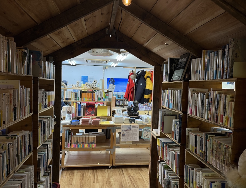 bokenbooks's tweet image. いやー、暑い!今までも充分暑かったのですが、今日は明らかに一段階上がった感じです🌞 商品発送のためチョット外に出ただけで、ひっくり返りそうになりました…。
祝日ですので周りは殆ど閉まってますが、当店は営業中。7連勤!明日は振替でお休みをいただきます🙇♂️
bokenbooks.com