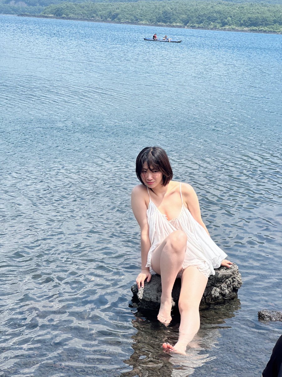 GIRLS_graph's tweet image. #瑚々 さんの夏を感じるオフショット⛰️💦
最近暑すぎて困る...という方に向けて、清涼感たっぷりの4コマをお届け。
撮影場所はどこでしょうか?ぜひ予測してみてください☀️
@coco_20040807
👇ご予約はこちら
amazon.co.jp/dp/4299070380