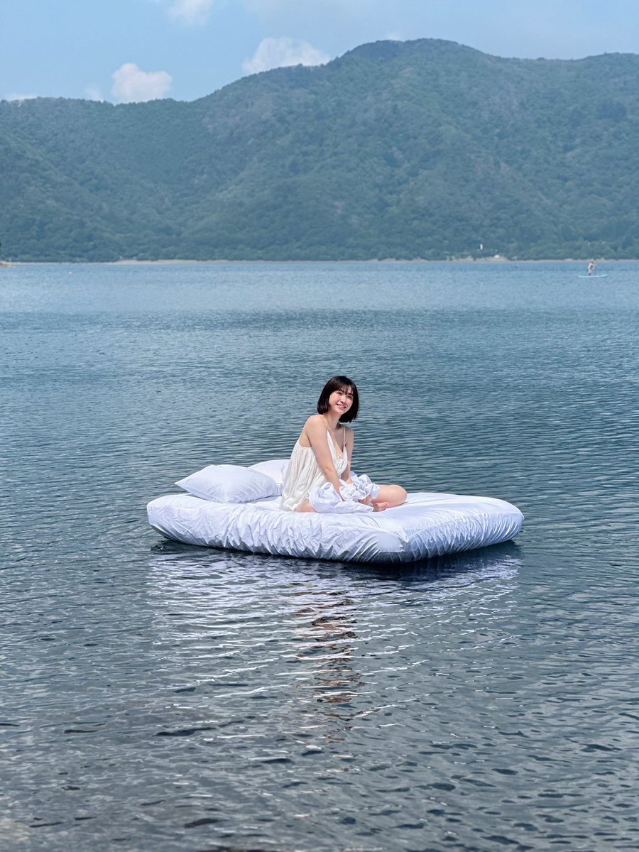 GIRLS_graph's tweet image. #瑚々 さんの夏を感じるオフショット⛰️💦
最近暑すぎて困る...という方に向けて、清涼感たっぷりの4コマをお届け。
撮影場所はどこでしょうか?ぜひ予測してみてください☀️
@coco_20040807
👇ご予約はこちら
amazon.co.jp/dp/4299070380