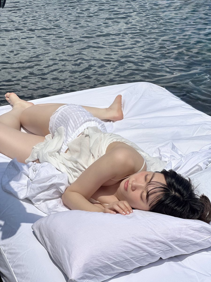 GIRLS_graph's tweet image. #瑚々 さんの夏を感じるオフショット⛰️💦
最近暑すぎて困る...という方に向けて、清涼感たっぷりの4コマをお届け。
撮影場所はどこでしょうか?ぜひ予測してみてください☀️
@coco_20040807
👇ご予約はこちら
amazon.co.jp/dp/4299070380