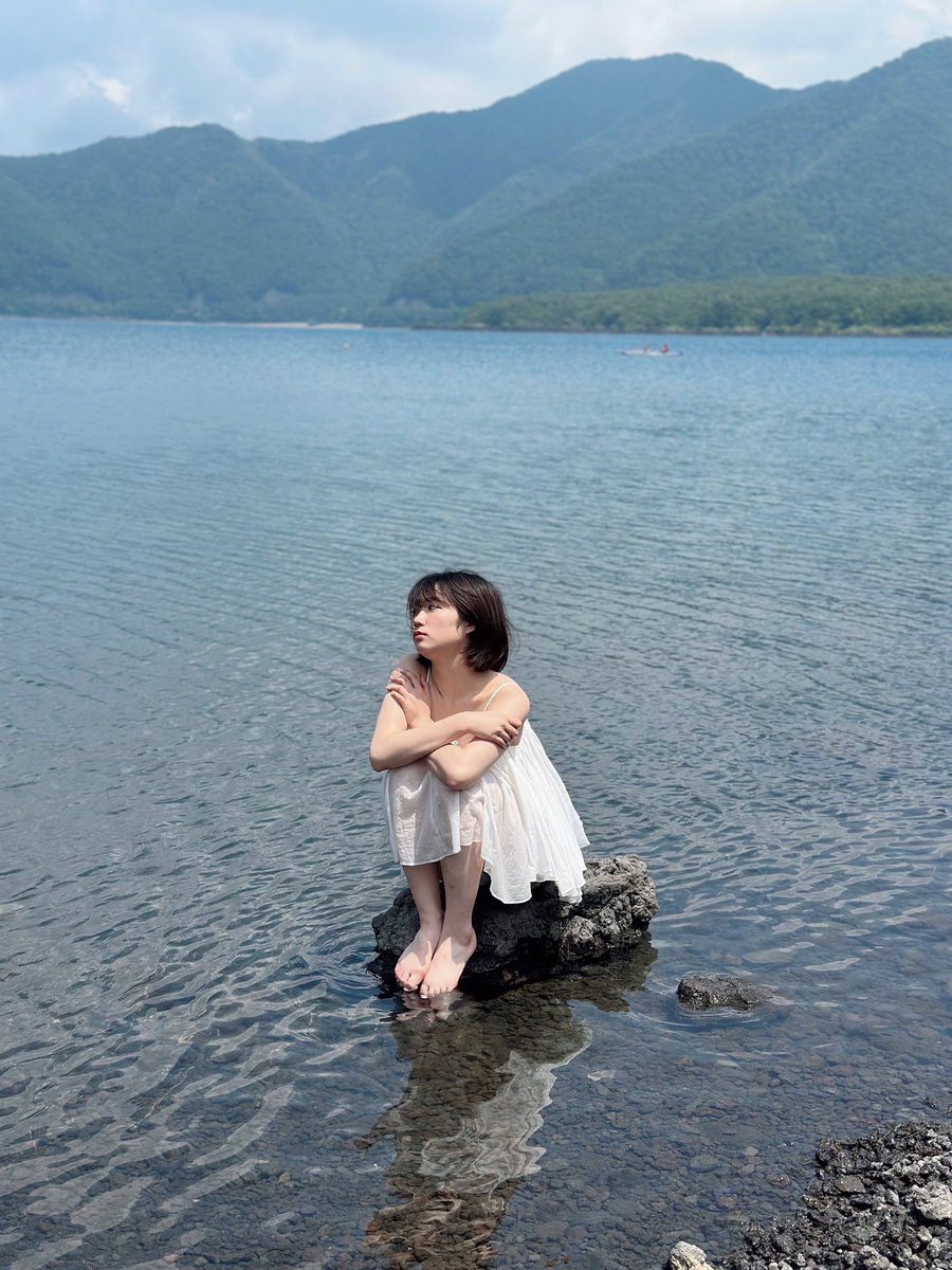 GIRLS_graph's tweet image. #瑚々 さんの夏を感じるオフショット⛰️💦
最近暑すぎて困る...という方に向けて、清涼感たっぷりの4コマをお届け。
撮影場所はどこでしょうか?ぜひ予測してみてください☀️
@coco_20040807
👇ご予約はこちら
amazon.co.jp/dp/4299070380