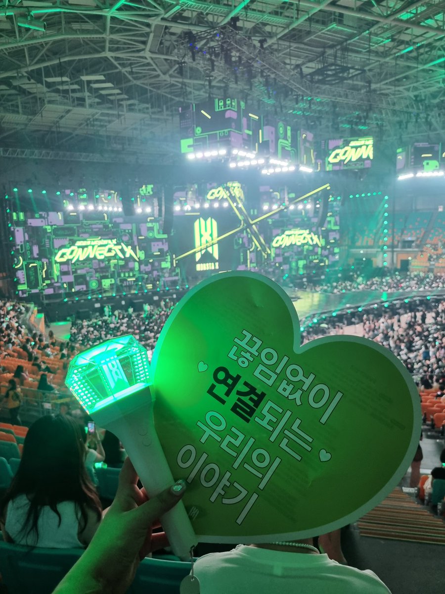 Oneuldo_bebe's tweet photo. 2주전 계단에서 넘어져서 왼발목 인대파열... 한의원 꼬박꼬박 다니면서 걸을 수 있는 수준으로 회복하고 간 막콘!
'뛰어!' 한마디에 점프했다 찌릿! 하는 바람에 못뛴 1인...
오늘 OFF라 한의원 갔는데 한의사쌤이 '아이돌 콘서트도 다니시고 소녀감성이시네요'라고 하심...🫣 https://t.co/GGIkmWzBZX