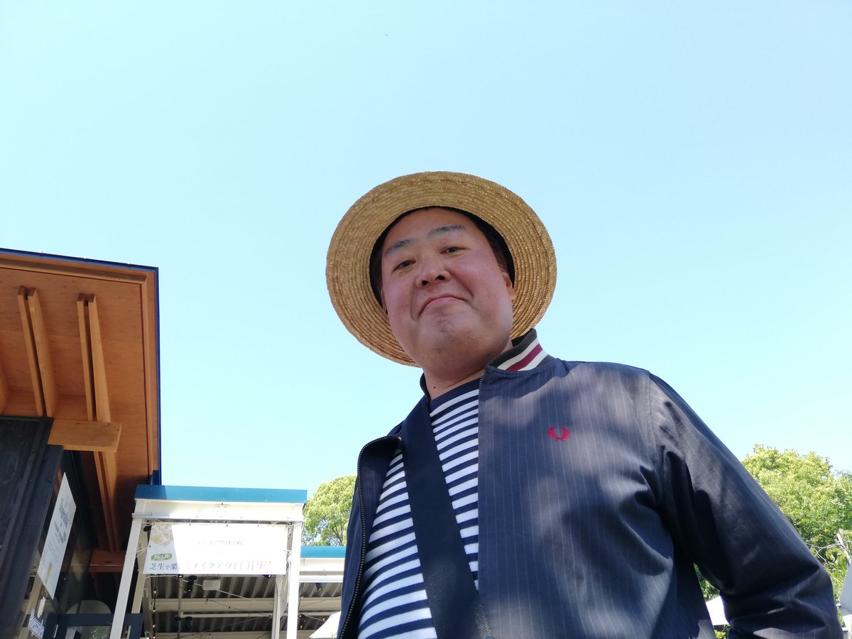 mikkanon's tweet image. 少し遠くで、いつもの顔してオーイエイと言うてるはずヽ(´ー｀)ノ
のむまきと白ワインデキャンタ飲んどるか～