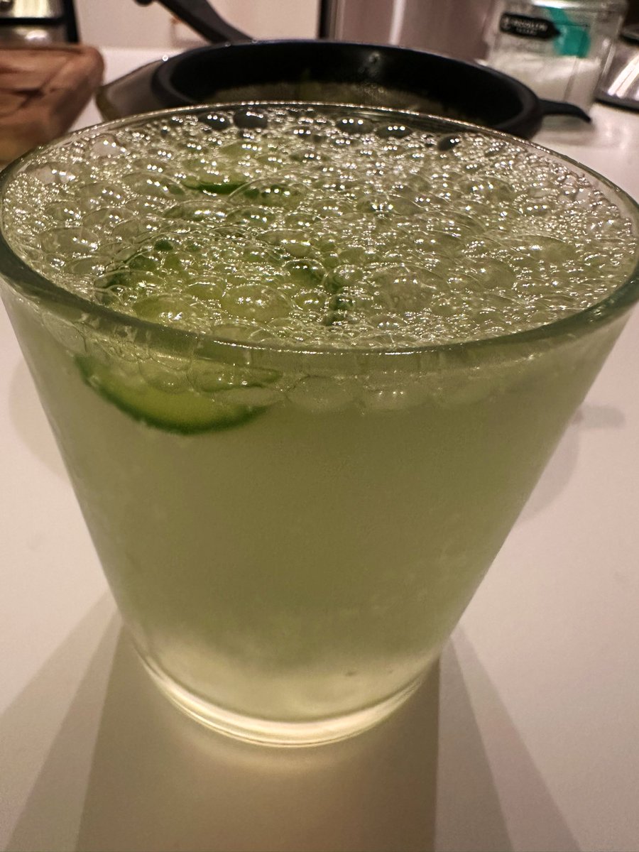 free_style_chef's tweet image. Hot day means a cucumber lemon seltzer is needed to cool down. 

This was so refreshing! 

#hotday #beverage #sparklingwater