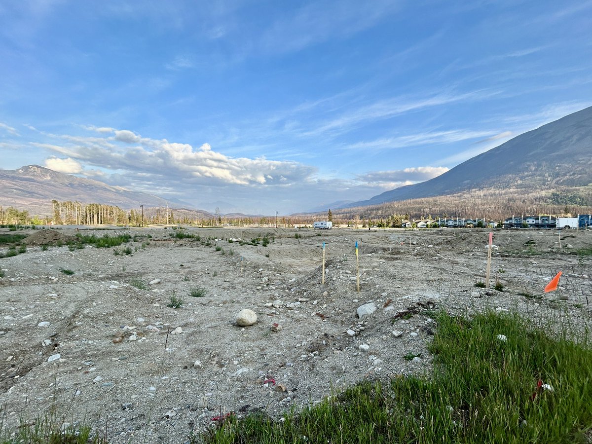 JSJamato's tweet image. Back in #Jasper for the first time since the fire. It will be an emotional week. Lots of work to be done but it’s nice to see a busy main street. #yeg