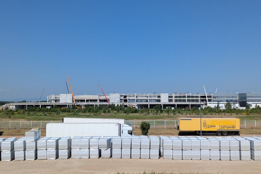 Amazon investit près de Lyon, EDF relance une activité à Fessenheim, un projet solaire inédit dans le Vaucluse… Les sept bonnes nouvelles de la semaine dlvr.it/TM1qCR