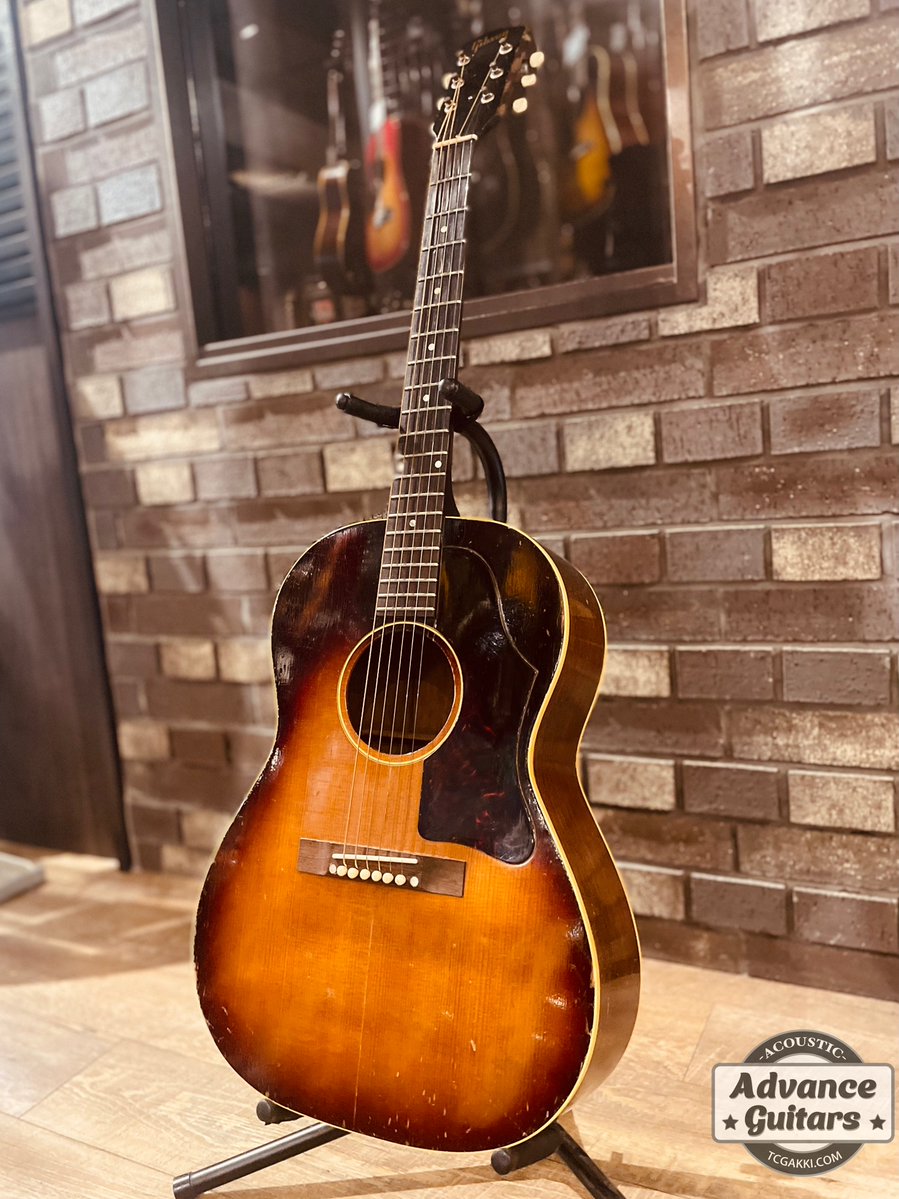 [お買取速報🕊️]
1959年製 / Gibson LG-1

チューニングのために1本弦を弾いただけで「う...(何ていい音なのだらうか)」と声を漏らしてしまうほど、音に感動してしまいました🙏✨
見た目も激シブで、製造年にもロマンがあります🥰

[LINEでも買取のご相談！お気軽に😊]
page.line.me/auf1929d